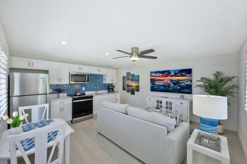 Tiki Hut Hideaway - Cozy Poolside Escape Walk to Beach - image 17