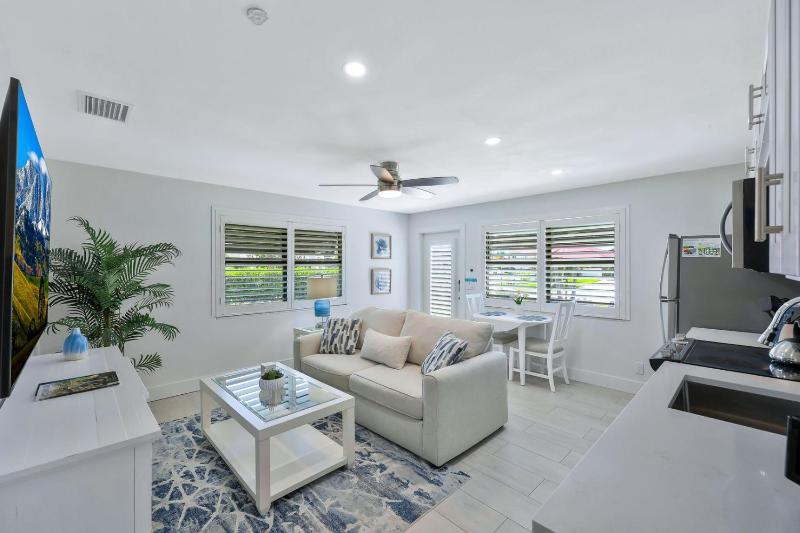 Tiki Hut Hideaway - Cozy Poolside Escape Walk to Beach - image 18