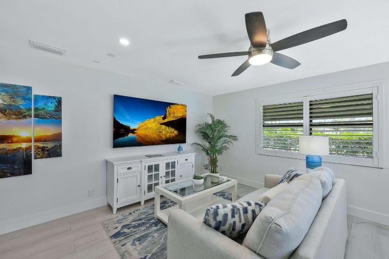 Tiki Hut Hideaway - Cozy Poolside Escape Walk to Beach - image 9