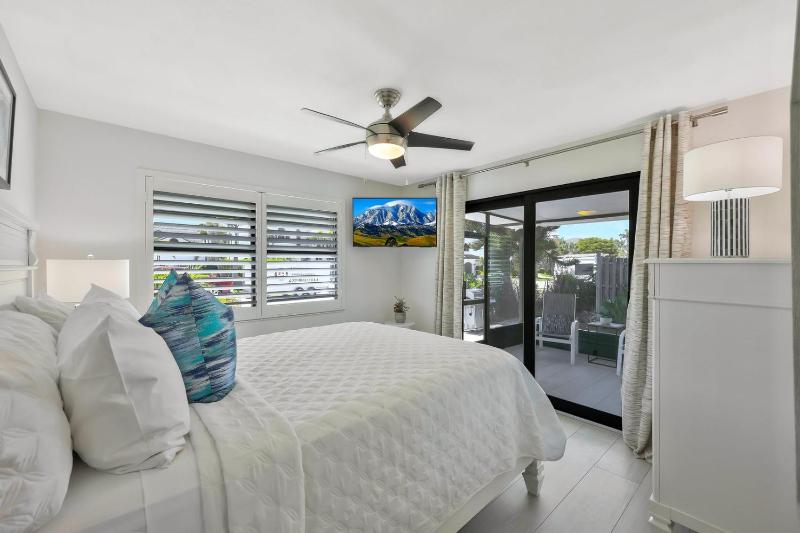 Tiki Hut Hideaway - Cozy Poolside Escape Walk to Beach - image 10