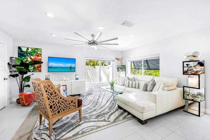 Sea-Renity - 1 Mile To The Beach! Salt Water Pool with Private Shower Pet Friendly Getaway - image 4