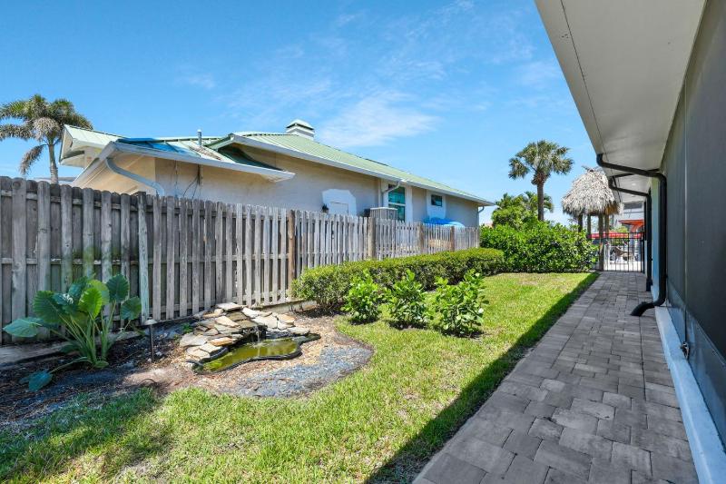 Tiki Hut Hideaway - Cozy Poolside Escape Walk to Beach - image 3