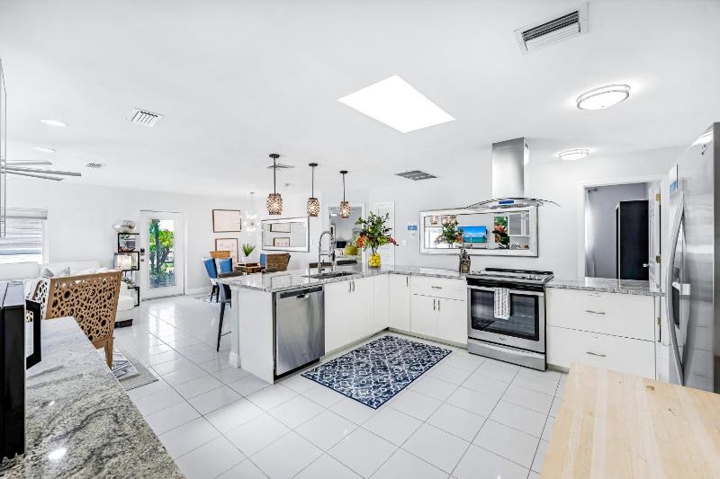 Sea-Renity - 1 Mile To The Beach! Salt Water Pool with Private Shower Pet Friendly Getaway - image 38