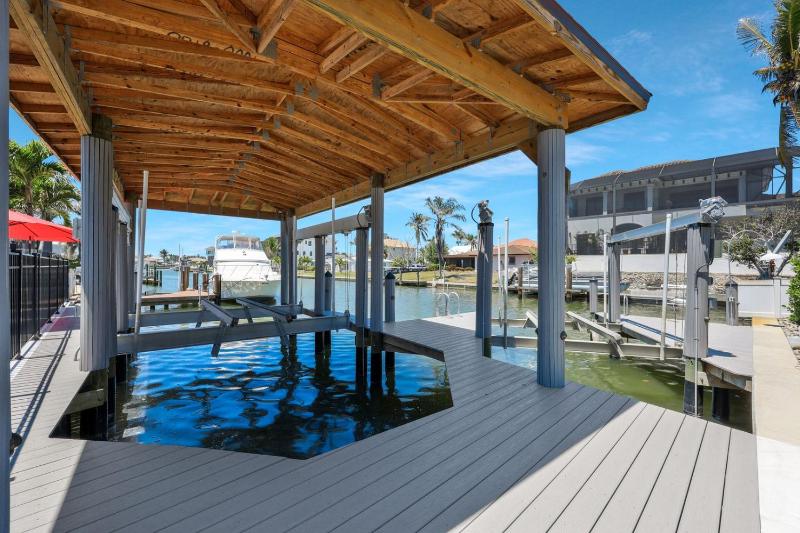 Tiki Hut Hideaway - Cozy Poolside Escape Walk to Beach - image 7