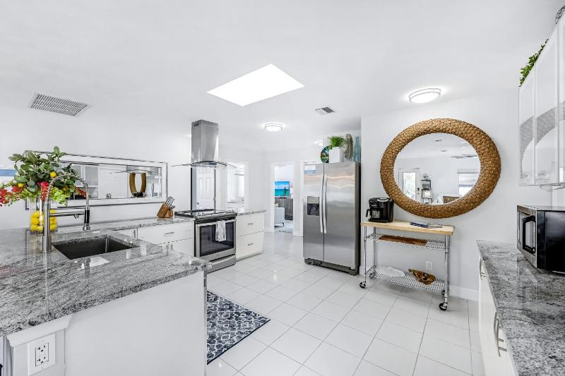 Sea-Renity - 1 Mile To The Beach! Salt Water Pool with Private Shower Pet Friendly Getaway - image 17