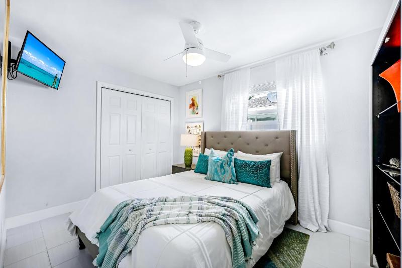 Sea-Renity - 1 Mile To The Beach! Salt Water Pool with Private Shower Pet Friendly Getaway - image 16