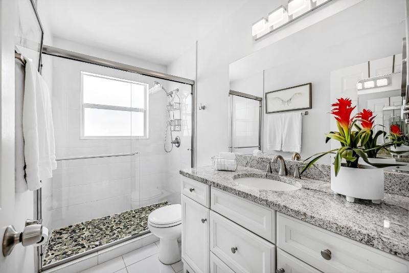 Sea-Renity - 1 Mile To The Beach! Salt Water Pool with Private Shower Pet Friendly Getaway - image 21