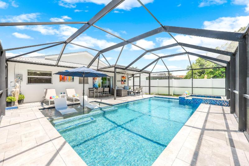 Sea-Renity - 1 Mile To The Beach! Salt Water Pool with Private Shower Pet Friendly Getaway - image 10