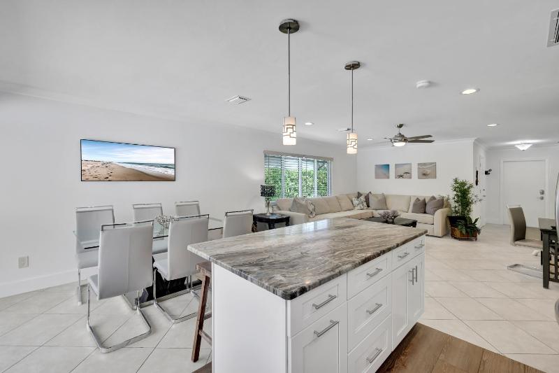 The Beach House! - 1 Mile to Vanderbilt Beach! Southern Exposure Pool - image 6
