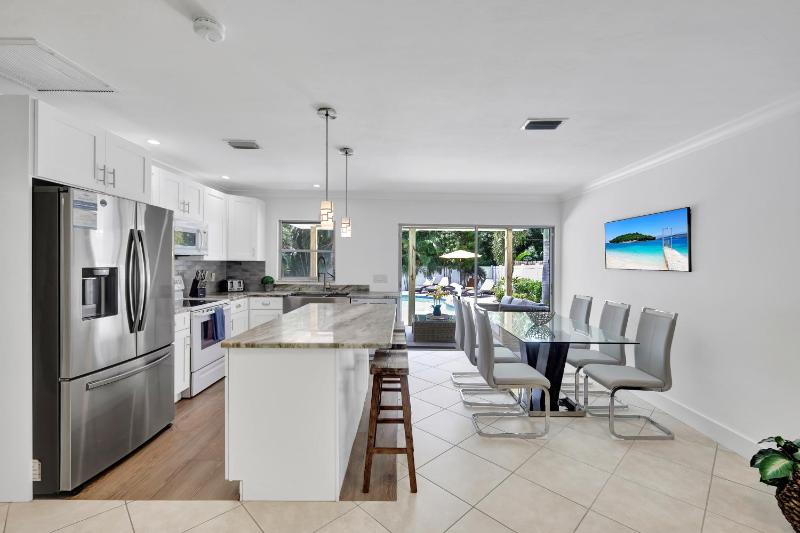 The Beach House! - 1 Mile to Vanderbilt Beach! Southern Exposure Pool - image 12