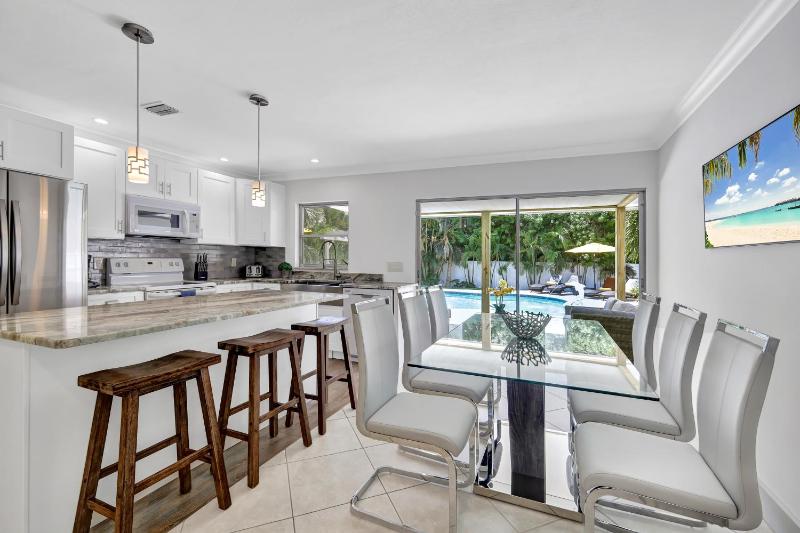 The Beach House! - 1 Mile to Vanderbilt Beach! Southern Exposure Pool - image 9