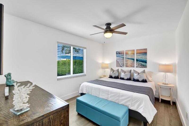 The Beach House! - 1 Mile to Vanderbilt Beach! Southern Exposure Pool - image 11