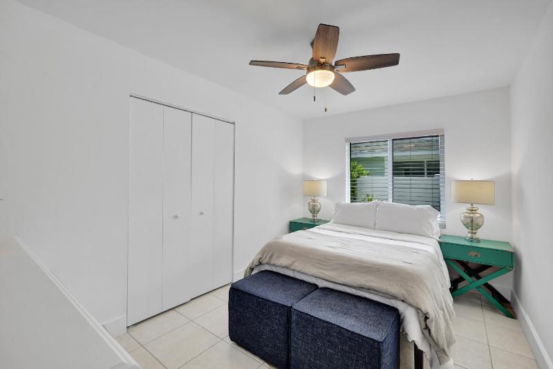 The Beach House! - 1 Mile to Vanderbilt Beach! Southern Exposure Pool - image 19