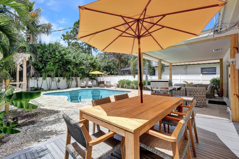 The Beach House! - 1 Mile to Vanderbilt Beach! Southern Exposure Pool - image 26