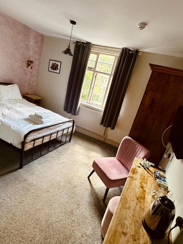 Double Room with Bathroom image 4