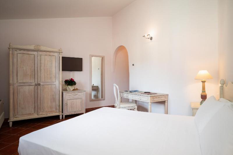 Double or Twin Room image 3