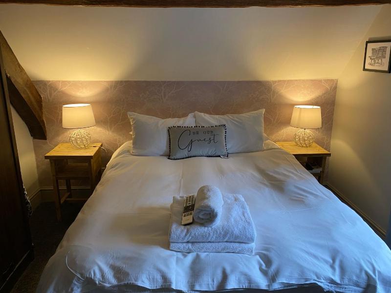 Double Room with Bathroom image 2