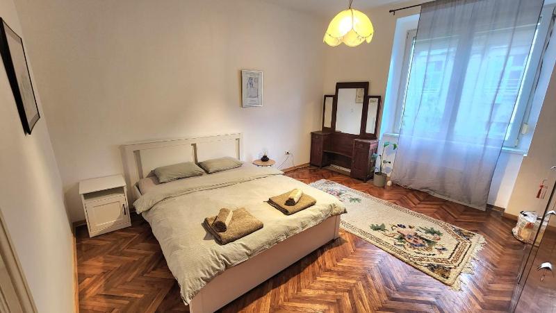 85m large bright and cozy Bona Apartment - image 3