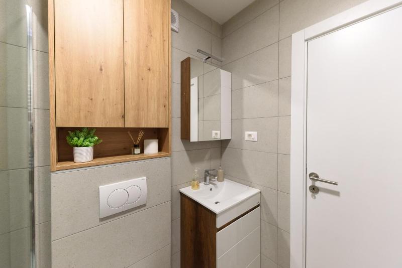 Bright & Modern Apt - CityCenter - image 7