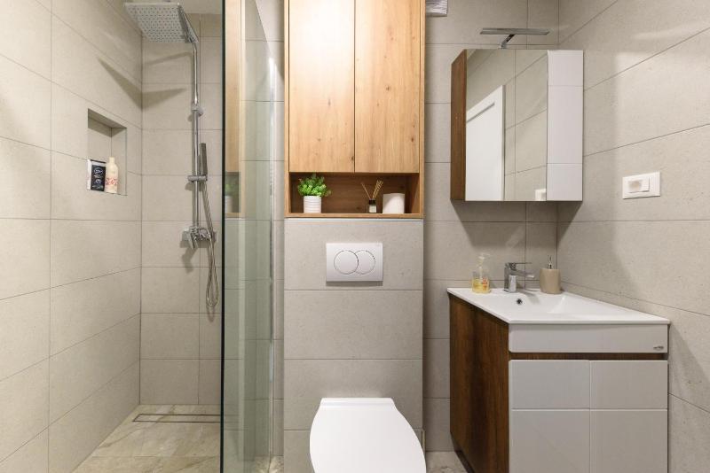 Bright & Modern Apt - CityCenter - image 6