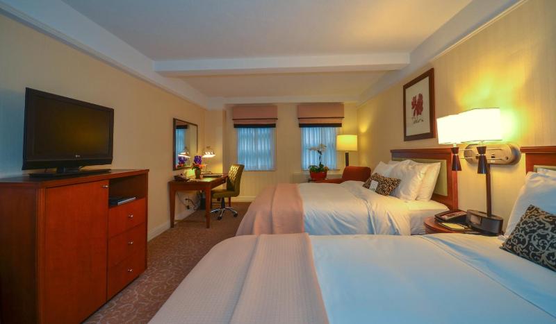 Deluxe Room with Two Queen Beds image 4
