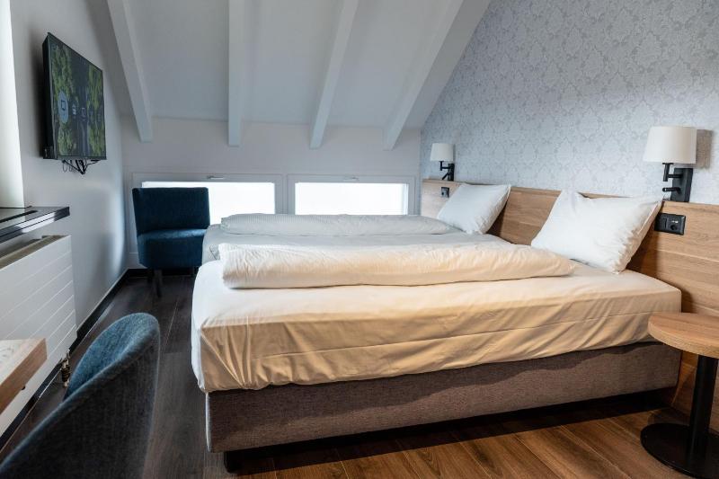 Standard Twin Room image 3