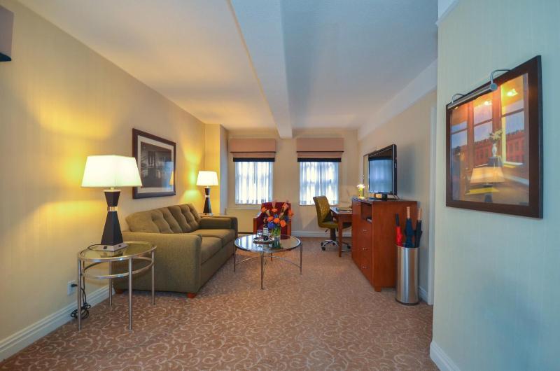 Elite One-Bedroom Suite Queen image 3