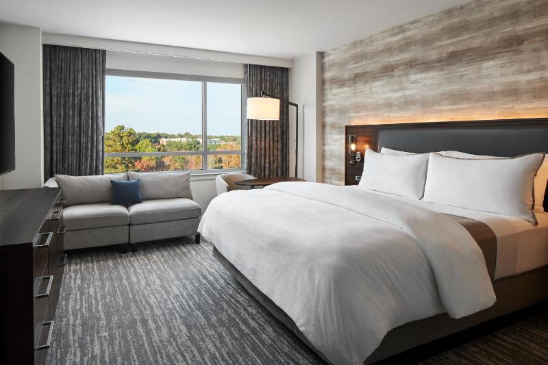 Traditional, Guest room, 1 King image 3