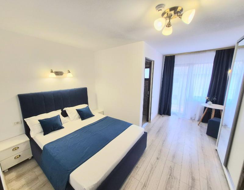 Deluxe Double Room with Balcony image 3