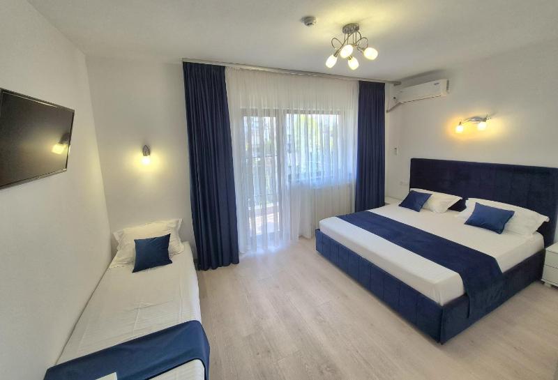 Deluxe Triple Room image 4