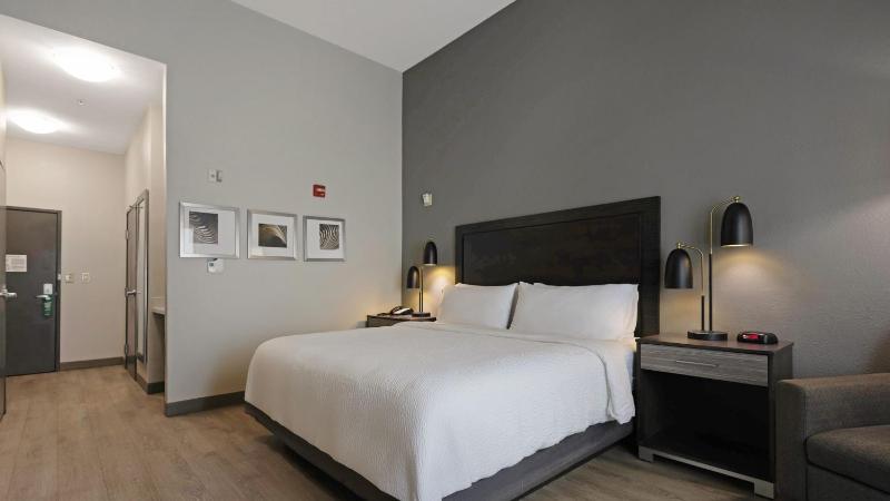 Standard King Room image 2