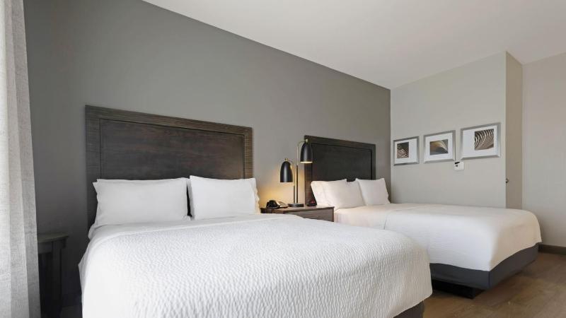 Standard Queen Room with Two Queen Beds image 2