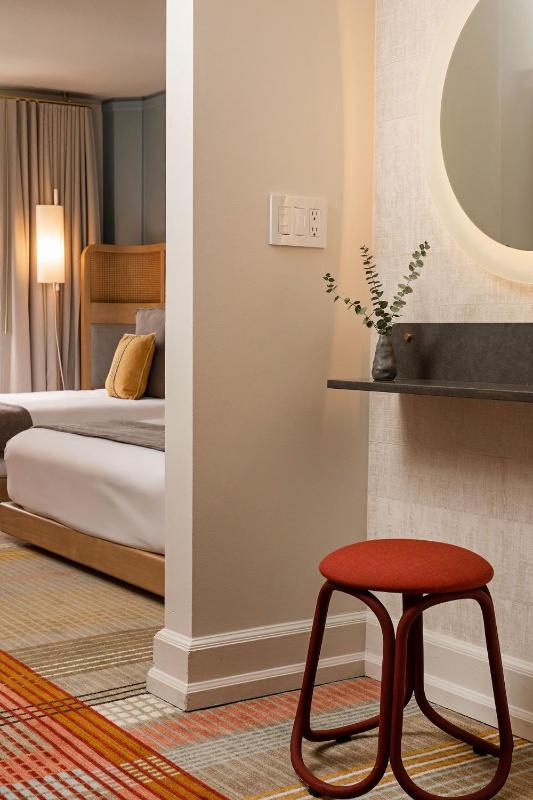 Deluxe Queen Room with Two Queen Beds and Cityview image 3