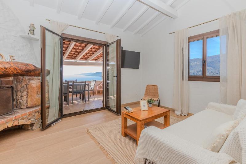 One-Bedroom Apartment with Sea View - High Floor image 3