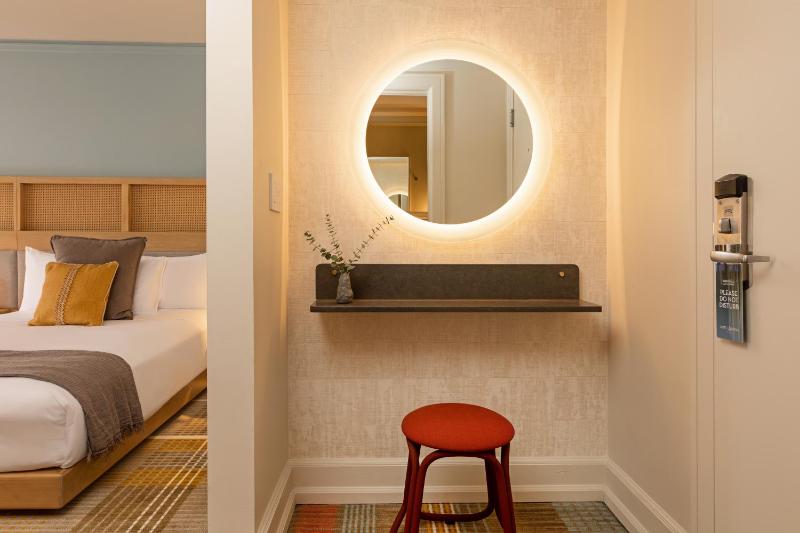 Junior Suite with One King Bed and Cityview image 2