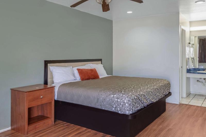 Exterior King Bed Non-Smoking image 3