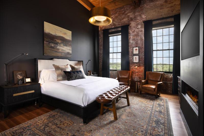 Deluxe King Room image 1