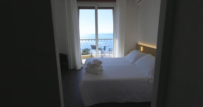 Double Room with Sea View image 2