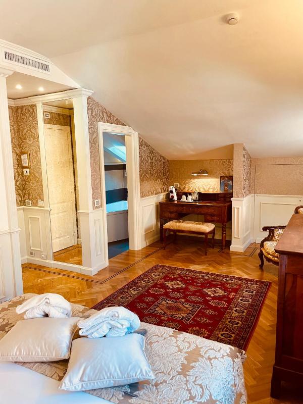 Deluxe Double Room image 2