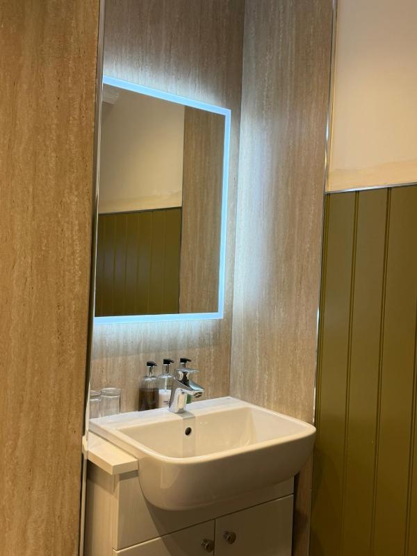 Double Room (No Pets) image 2