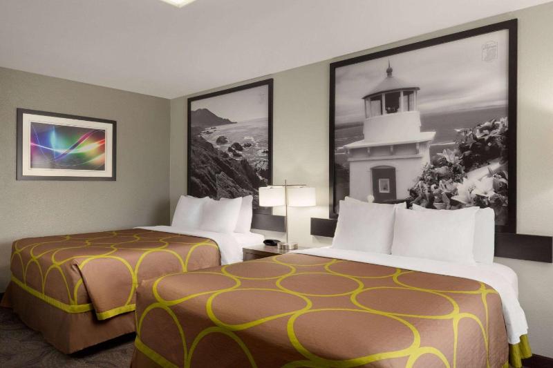 Queen Room with Two Queen Beds - Non-Smoking image 3