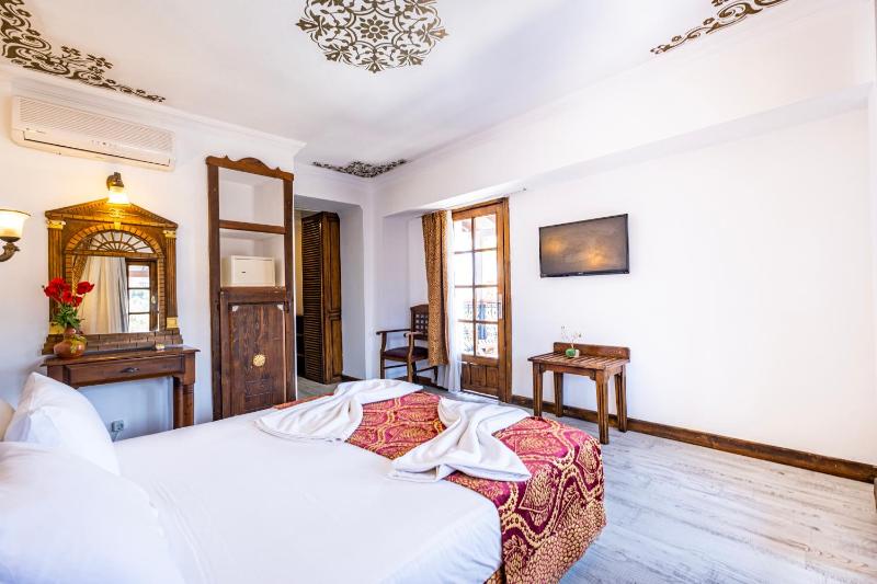 Standard Room with Garden View image 2