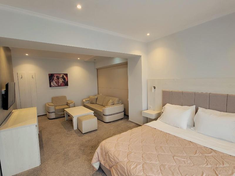 Suite with Lake View image 3