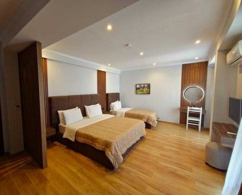 Standard Triple Room image 2