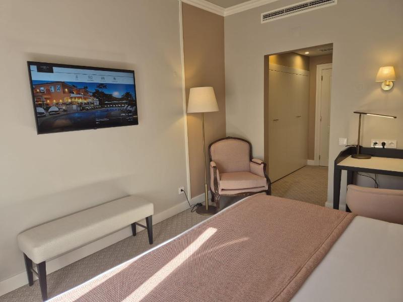 Deluxe Double Room with Balcony image 4