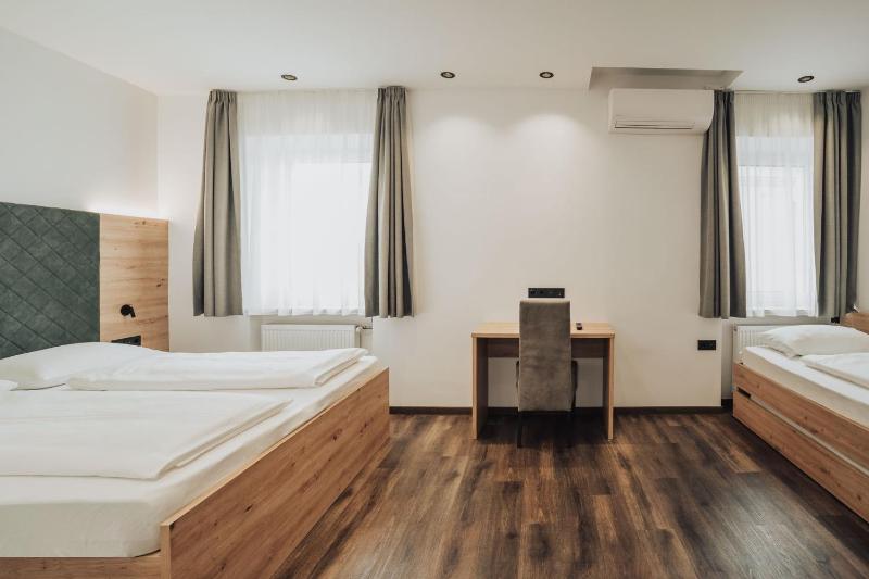 Standard Triple Room image 4