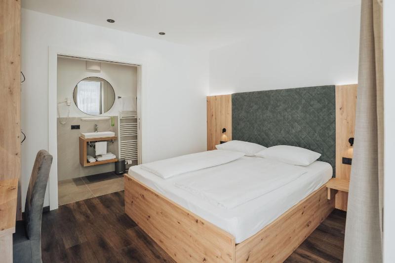 Budget Double Room image 1