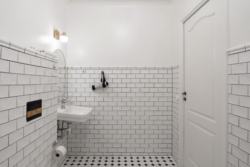 Deluxe Double Room with Private Bathroom & Windows image 2