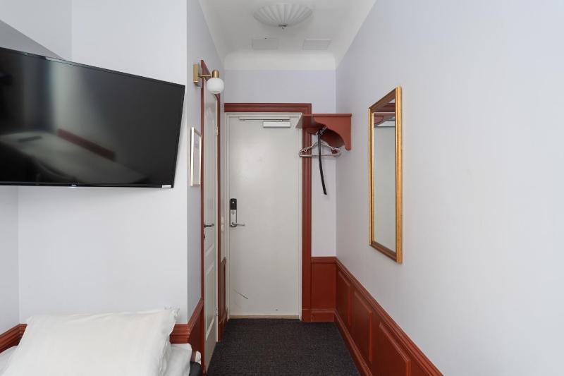 Deluxe Single Room with Windows image 4