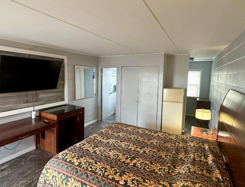 King Bed with Kitchenette Non-Smoking image 2